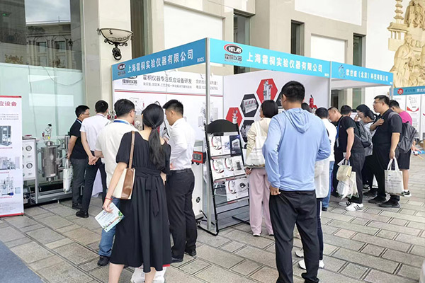 霍桐儀器展臺小型反應釜獲眾多業(yè)內(nèi)人士圍觀